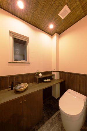 和風居酒屋みたいなトイレにしたいというご要望で造り上げたＷＣ。信楽焼きの陶器手洗いボールと造作手洗いカウンターがベストマッチ。
