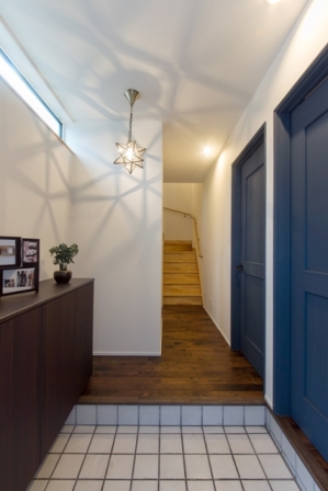 ブルーの制作建具が印象的な玄関ホール。シンプルでスッキリしています。