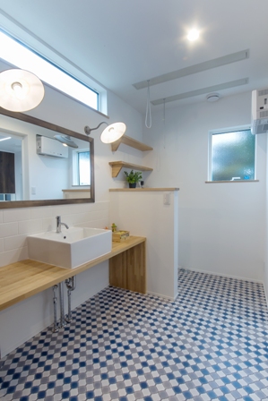 レトロな照明と床材が個性的な洗面室。施主さんの個性が良く表れているスペースです。
